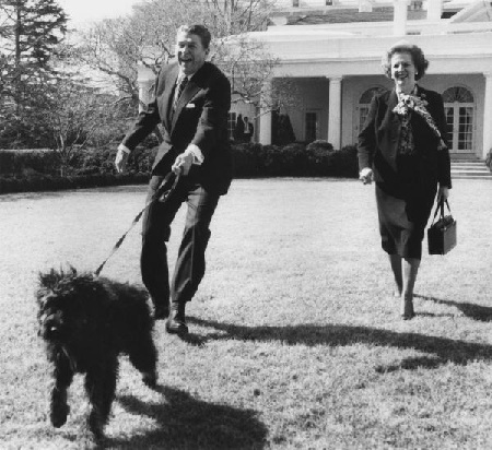 撒切爾夫人黑色手提包今拍賣(mài) 被稱“秘密武器”