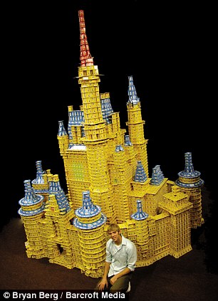 美國藝術(shù)家用紙牌搭出世界著名建筑 令人嘆為觀止