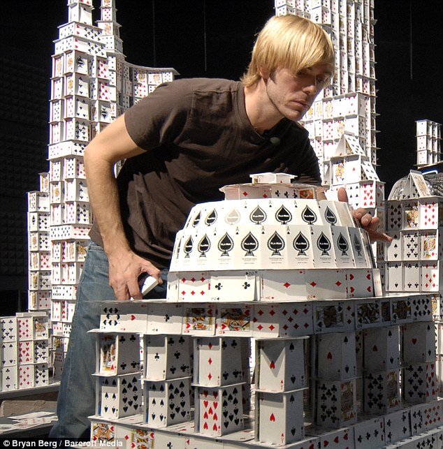 美國藝術家用紙牌搭出世界著名建筑 令人嘆為觀止