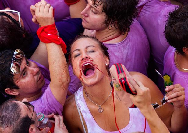 數(shù)萬狂歡者齊聚西班牙小城 慶祝奔牛節(jié)開幕（圖片新聞）