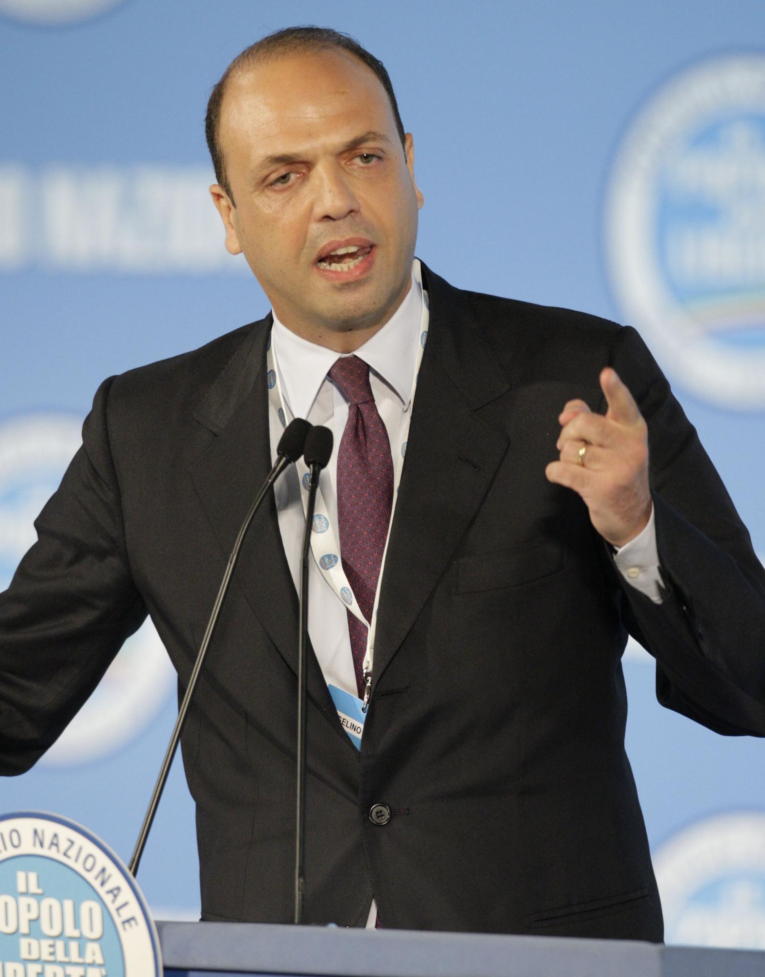 貝盧斯科尼正式表示不謀求連任 力挺阿爾法諾競選意總理