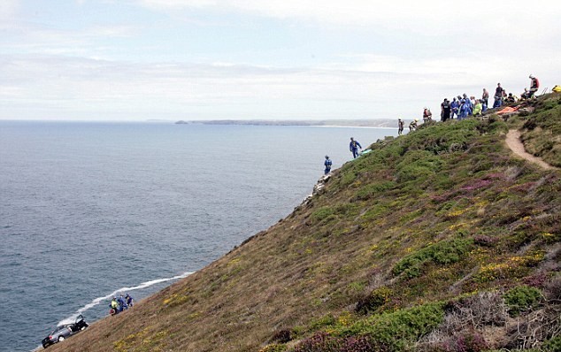 英國大媽駕車翻下懸崖 被困20小時后成功脫險