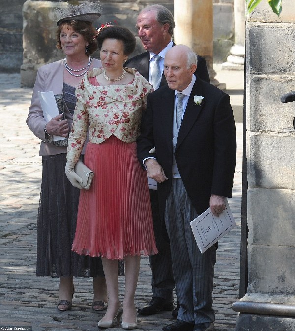 組圖：英女王長(zhǎng)外孫女與橄欖球名將完婚