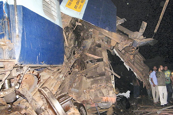 印度發(fā)生火車迎頭相撞事故 鐵道部否認(rèn)事故致死