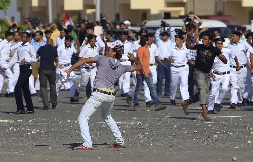 穆巴拉克飛抵開(kāi)羅警察學(xué)院 準(zhǔn)備接受審判（組圖）