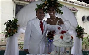 古巴首例“同性”合法婚禮舉行 新人為卡斯特羅慶生