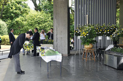 菅直人赴戰(zhàn)歿者墓苑獻花 閣僚無人參拜靖國神社