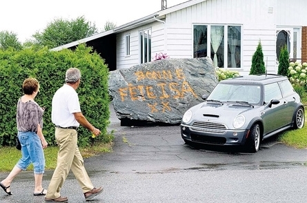 送前妻20噸巨石慶生 加拿大“斗氣”鎮(zhèn)長(zhǎng)或遭指控