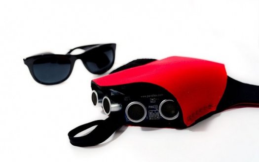 盲人新福音 美發(fā)明家造“會(huì)探路”的超聲波手套