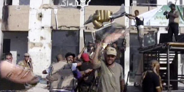 卡扎菲倒臺反對派占據(jù)兵營 首都亂象叢生