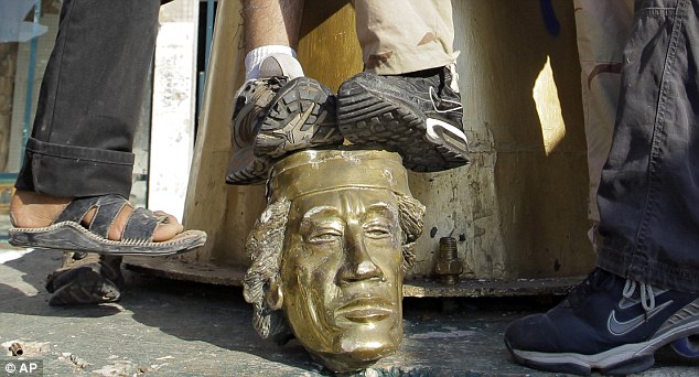 卡扎菲倒臺(tái)反對(duì)派占據(jù)兵營 首都亂象叢生