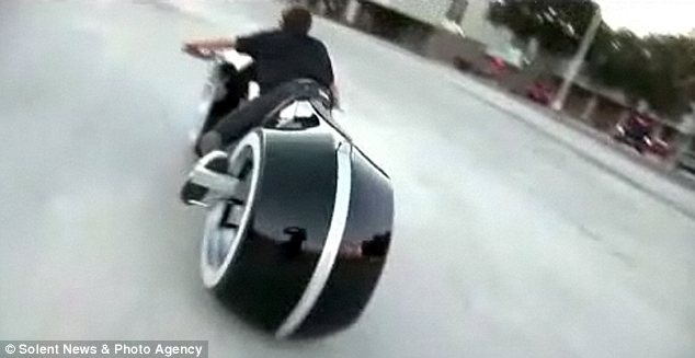 現(xiàn)實(shí)版《創(chuàng):戰(zhàn)紀(jì)》夜光無(wú)輪轂?zāi)ν袉柺?時(shí)速近200公里