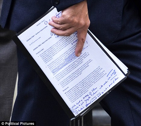 英大臣手持機密文件被拍 唐寧街“歡迎”卡爾扎伊下臺