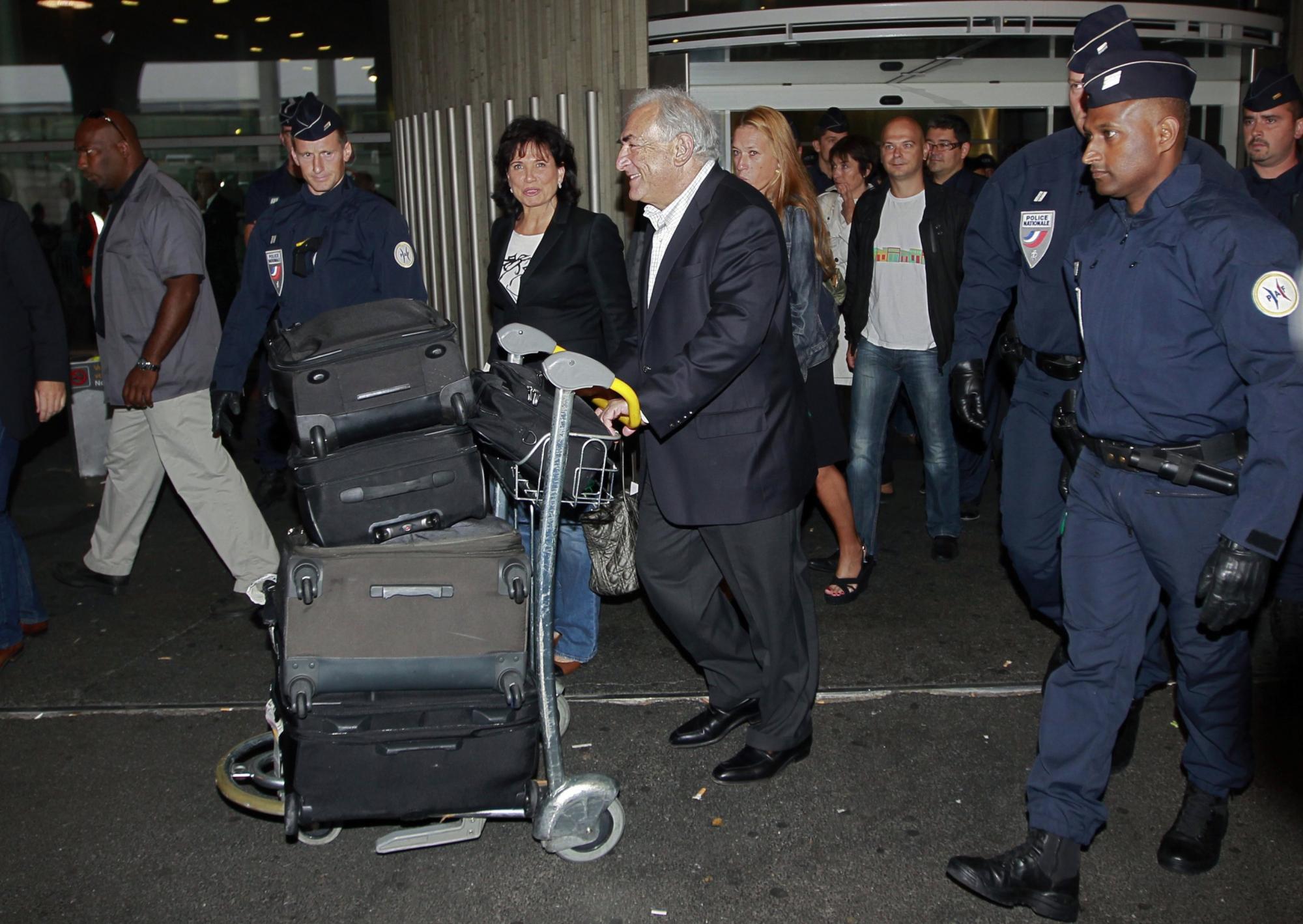 IMF前總裁卡恩低調(diào)回國拒絕答問 政治前景不樂觀