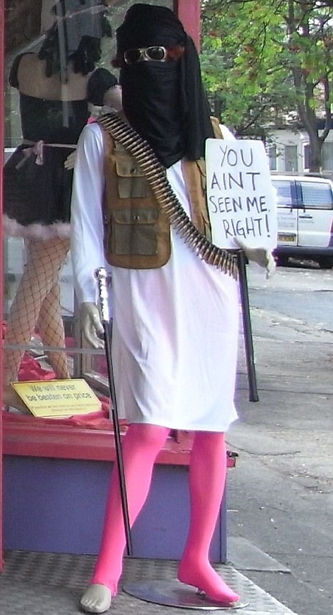 “卡扎菲”模特現(xiàn)身英國道具店 驚動警察被迫撤換