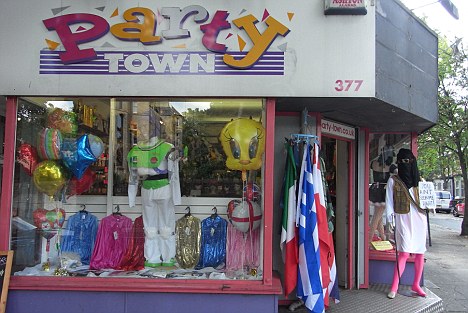 “卡扎菲”模特現(xiàn)身英國道具店 驚動警察被迫撤換