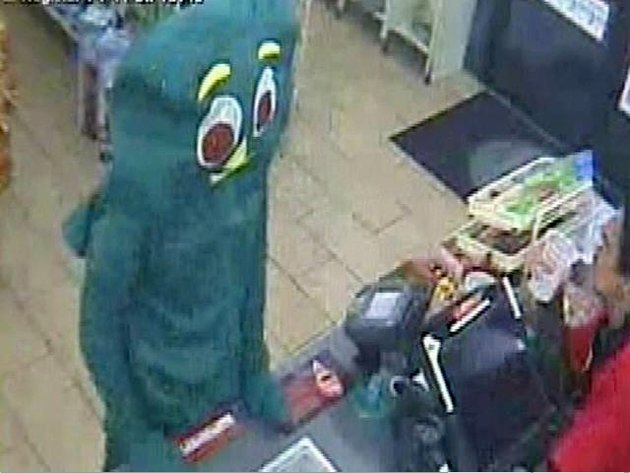 美劫匪扮“海綿寶寶”搶商店 售貨員以為開玩笑