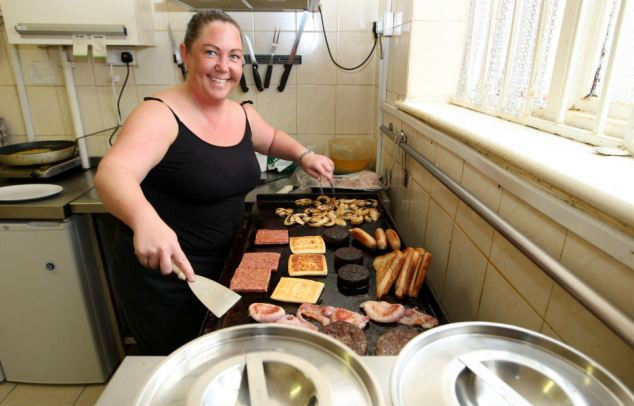 一個(gè)多小時(shí)吃掉3公斤高熱量早餐 英小伙破吉尼斯紀(jì)錄