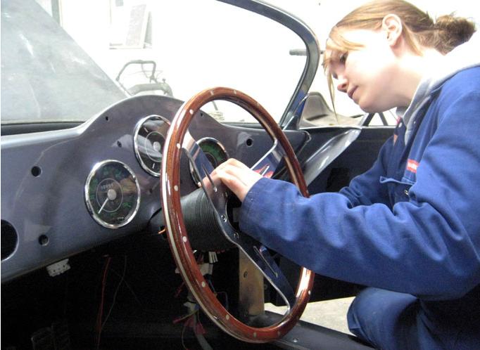 甲殼蟲變身保時(shí)捷 英國女子耗時(shí)6年打造專屬夢幻婚車