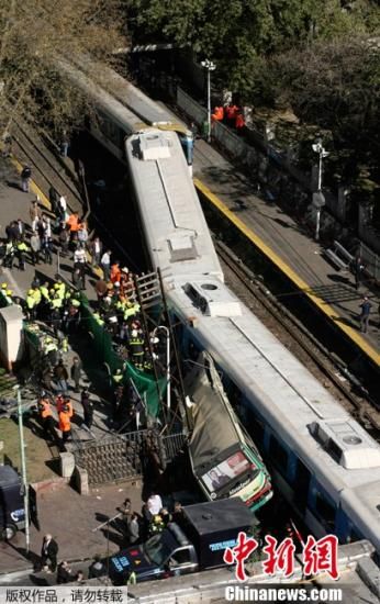 阿根廷再次發(fā)生汽車(chē)與火車(chē)相撞事故90人受傷