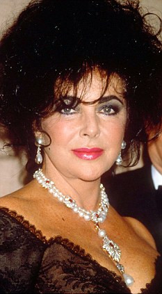 罕見藍(lán)寶石鉆戒首次亮相香港拍賣會(huì) 拍出近190萬英鎊高價(jià)