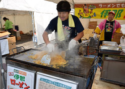 日本青森縣舉辦“全國炒面峰會”支援海嘯災(zāi)區(qū)重建