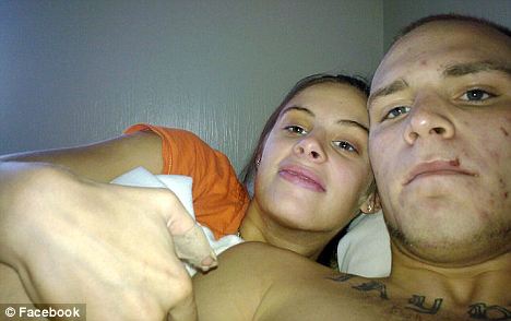 美一對情侶生活窘迫入超市偷盜 逃跑時竟將孩子落在現(xiàn)場