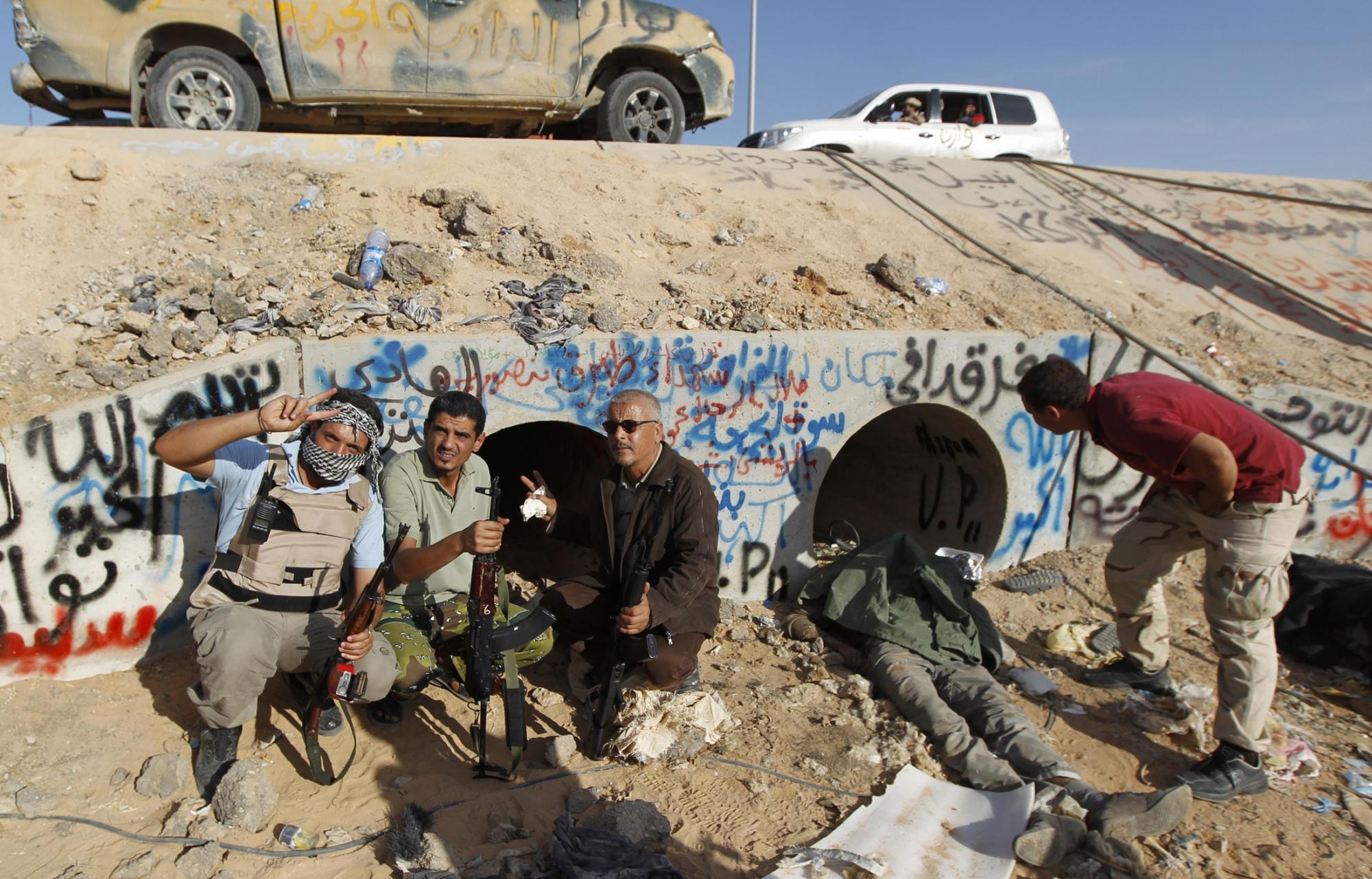 是誰扣動了扳機(jī)？ 還原卡扎菲生命的最后一刻