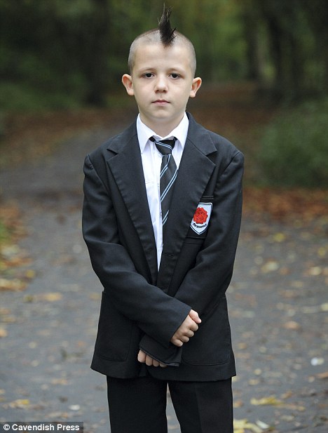 英國男孩“莫西干”發(fā)型遭學校排斥 家長欲讓其轉(zhuǎn)學