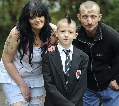 英國男孩“莫西干”發(fā)型遭學校排斥 家長欲讓其轉(zhuǎn)學