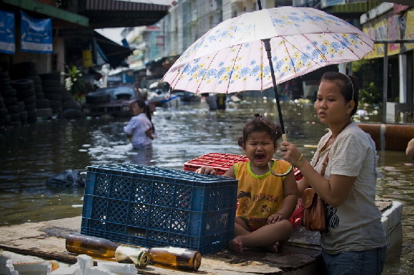泰國曼谷郊區(qū)居民受洪災影響撤離家園