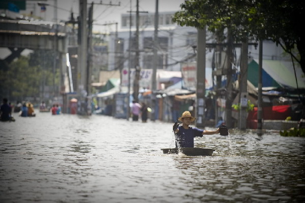 泰國曼谷郊區(qū)居民受洪災(zāi)影響撤離家園
