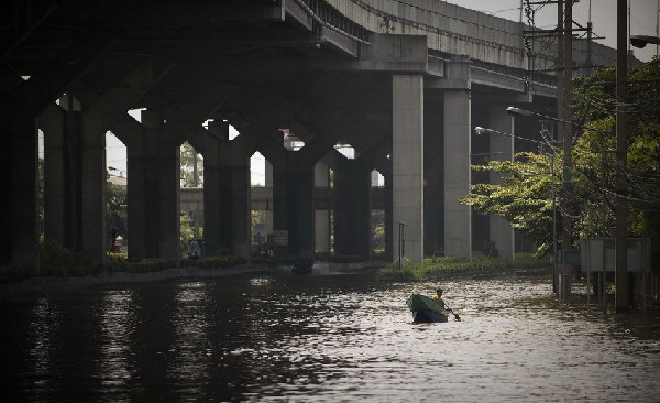 泰國曼谷郊區(qū)居民受洪災影響撤離家園