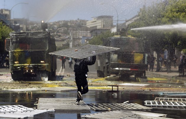 英國智利爆發(fā)學(xué)生抗議示威 不滿學(xué)費(fèi)上漲教育投入不足