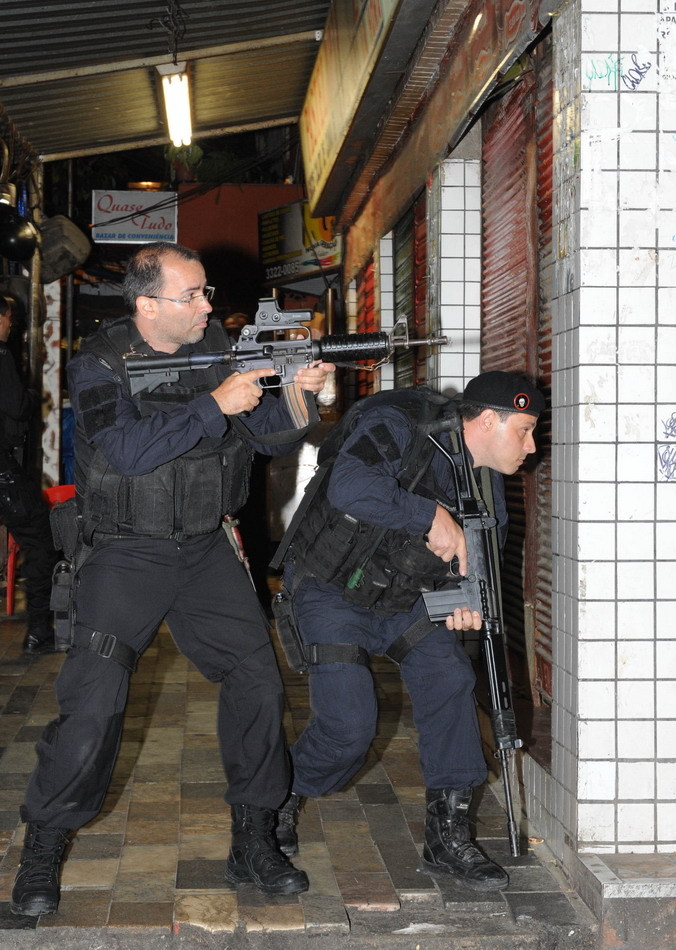 巴西裝甲車進(jìn)駐最大貧民窟 為世界杯和奧運(yùn)會(huì)“清場(chǎng)”