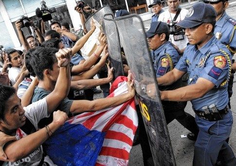 希拉里出訪菲律賓期間車隊(duì)遭潑漆