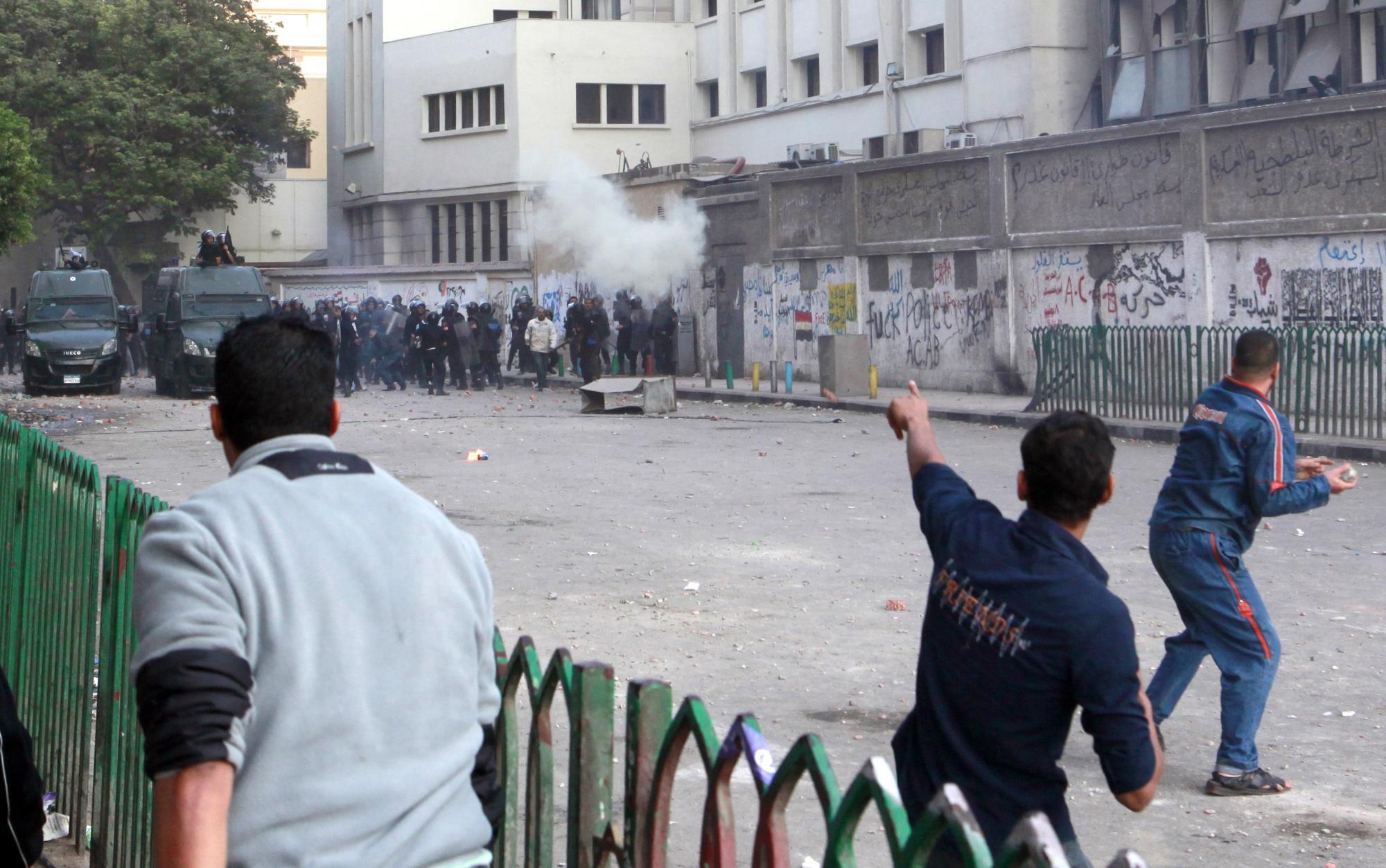 埃及多地軍警清場引發(fā)激烈沖突 至少2死700余傷