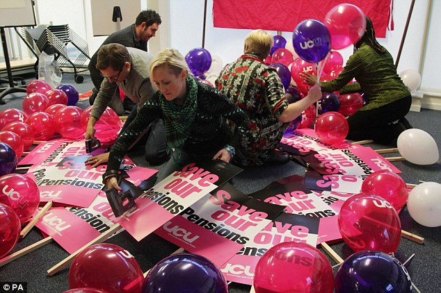 英200多萬(wàn)人舉行“世紀(jì)大罷工” 卡梅倫政府面臨最大考驗(yàn)