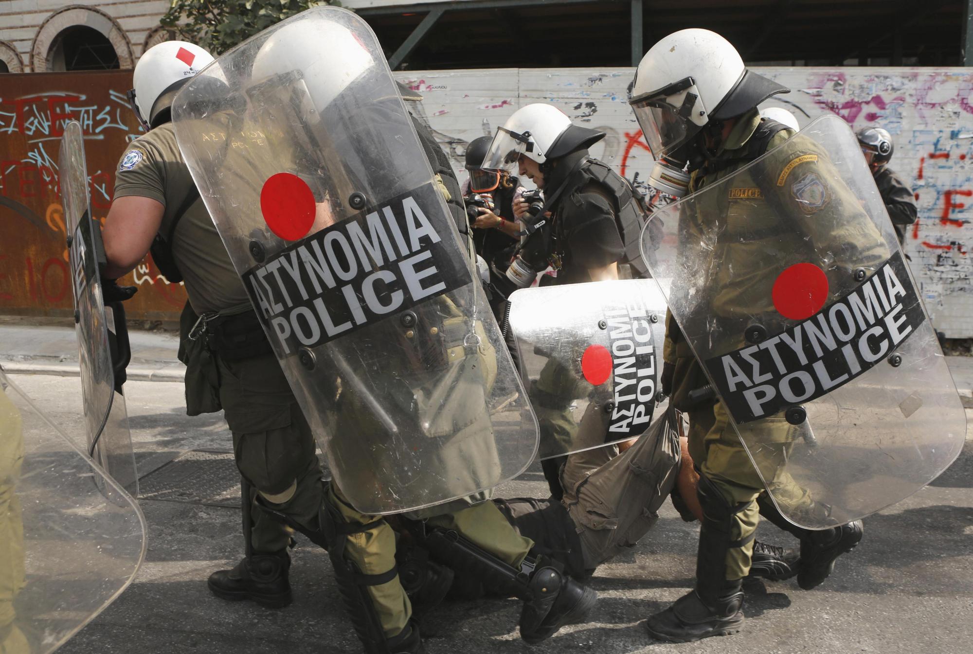 裸奔、燒旗、騷亂 默克爾訪希臘遭5萬人抗議被喻希特勒