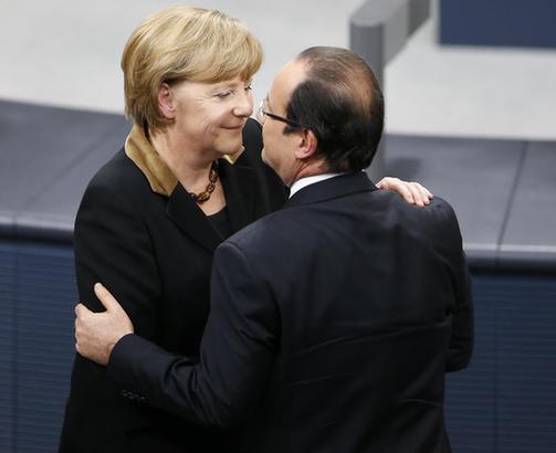 圖:德法兩國(guó)慶“金婚” 默克爾奧朗德“秀恩愛(ài)”