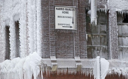 超級(jí)震撼!美消防員極寒天氣敬業(yè)工作滅火車變冰雕