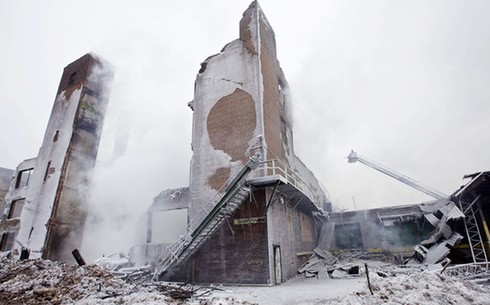 超級震撼!美消防員極寒天氣敬業(yè)工作滅火車變冰雕