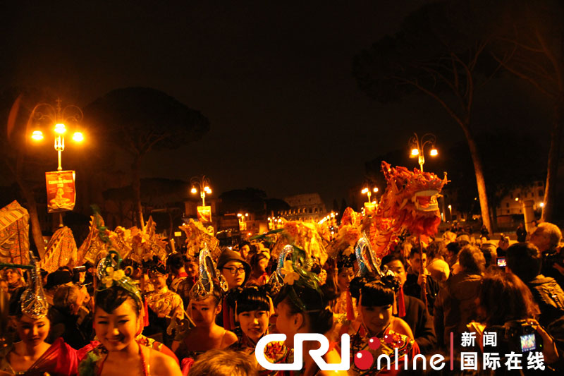 “歡樂春節(jié)”響徹羅馬 焰火表演照亮斗獸場