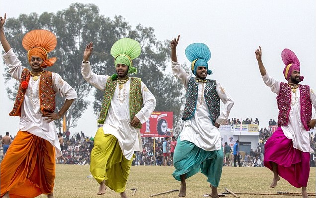 頭發(fā)拉車、牙齒搬磚 印度鄉(xiāng)村奧運(yùn)會(huì)牛人顯神通