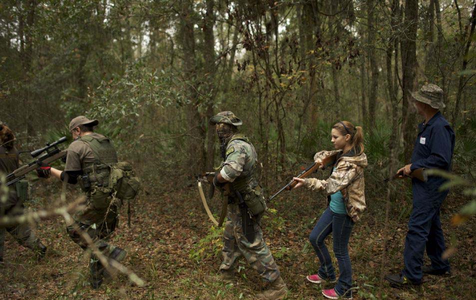 美訓(xùn)練營教你應(yīng)對世界末日 兒童學(xué)用突擊步槍