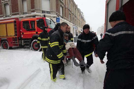 暴風雪“突襲”西歐 多國交通遭“重創(chuàng)”