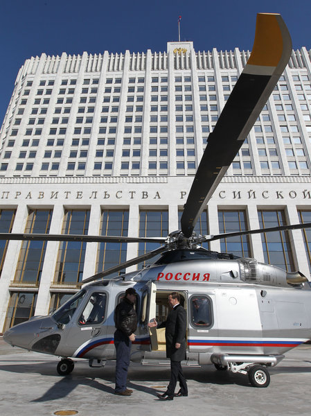 組圖:為緩解交通壓力 梅德韋杰夫乘直升機(jī)上班