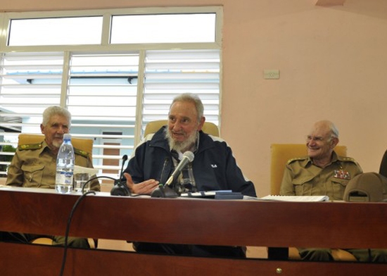 卡斯特羅再度公開露面 出席學校開學典禮