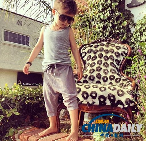 美國(guó)5歲男孩穿著時(shí)尚愛(ài)拍照愛(ài)分享 引領(lǐng)網(wǎng)絡(luò)炫酷風(fēng)