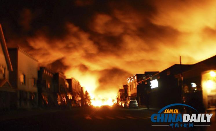 組圖：加拿大油罐車出軌爆炸五死數(shù)十傷 總理趕赴現(xiàn)場